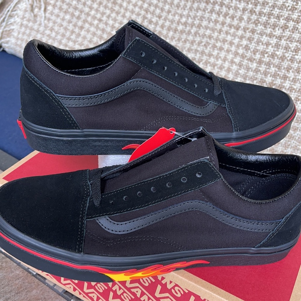 Vans Men’s Old Skool
(Flame Wall) Black/Black
VN0A38G1Q8Q
Sneakers - Picture 12 of 16
